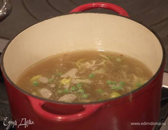 Влить в кастрюлю горячий куриный бульон, всыпать зеленый горошек и булгур, все перемешать.<br />
 