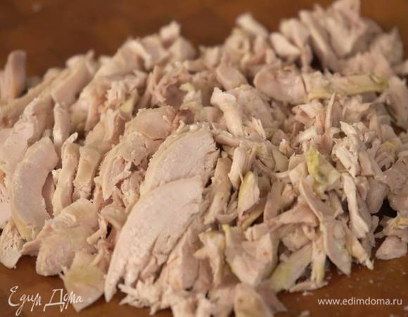 Куриное мясо отделить от костей, мелко порезать и добавить в суп, все посолить и варить до готовности булгура.