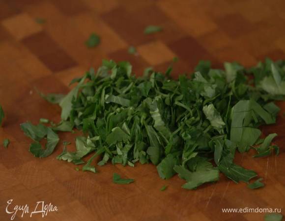 Кинзу и петрушку порезать довольно крупно.