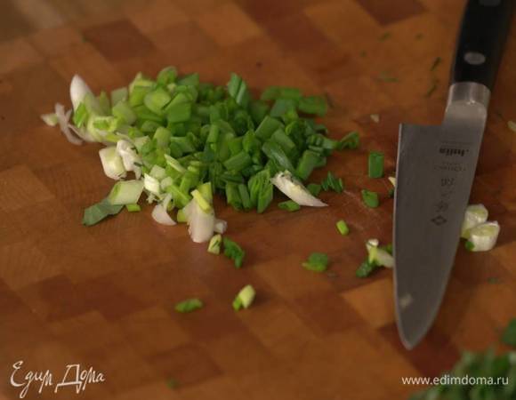 Зеленый лук тонко порезать наискосок.