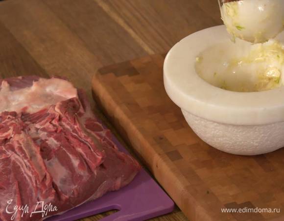 Весь чеснок почистить, 5 зубчиков растереть в ступке в пасту, добавить соль и еще немного растереть.