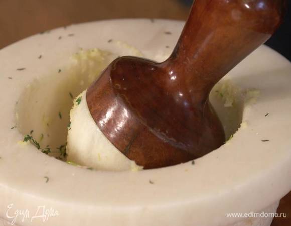 Листья с 2 веточек розмарина и 3 веточек тимьяна добавить в ступку с чесноком и солью и растереть.