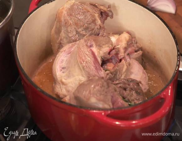 В тяжелом сотейнике разогреть оливковое масло, выложить мясо и обжаривать со всех сторон до появления золотистой корочки.