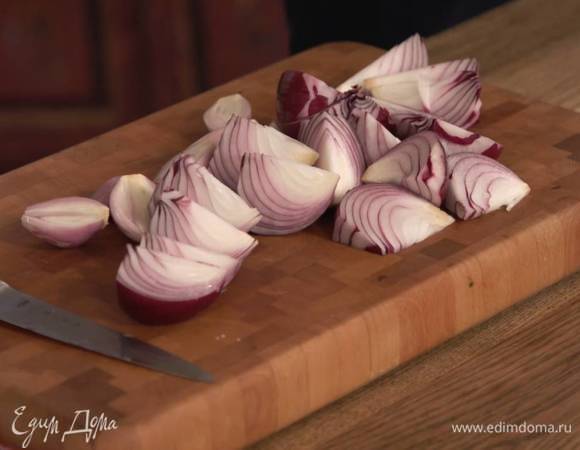 Весь лук почистить и нарезать дольками.