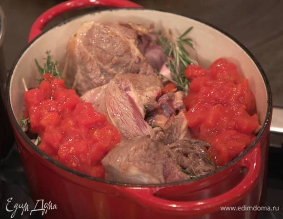 Добавить в сотейник нарезанный лук и оставшийся чеснок, веточки тимьяна и розмарина, помидоры в собственном соку, лавровые листья, влить красное вино, 200 мл кипятка, накрыть крышкой и прогревать 2–3 минуты.