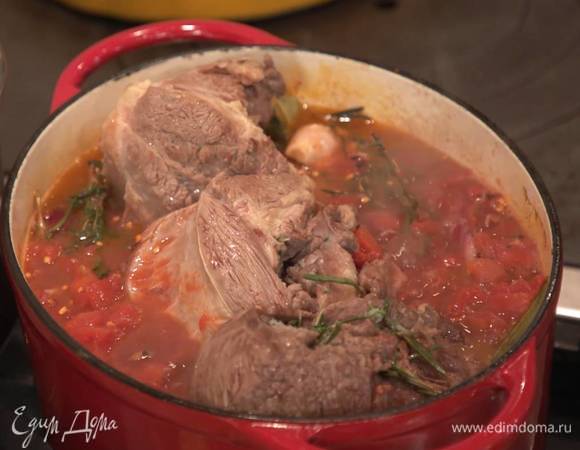 Добавить к мясу хрен и хлопья чили, плотно закрыть кастрюлю сложенной вдвое фольгой и запекать в разогретой духовке час-полтора.