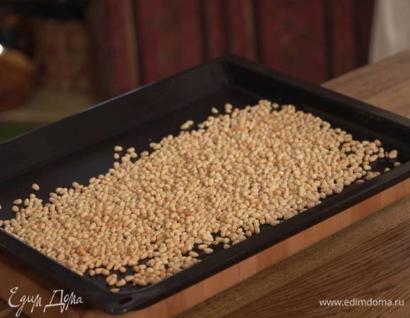 Орехи всыпать на противень (горсть оставить для украшения), отправить в разогретую духовку и подсушить до золотистого цвета.