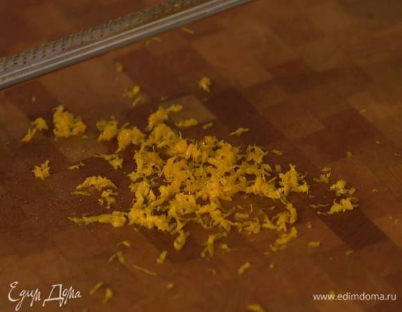 Цедру апельсина натереть на мелкой терке.