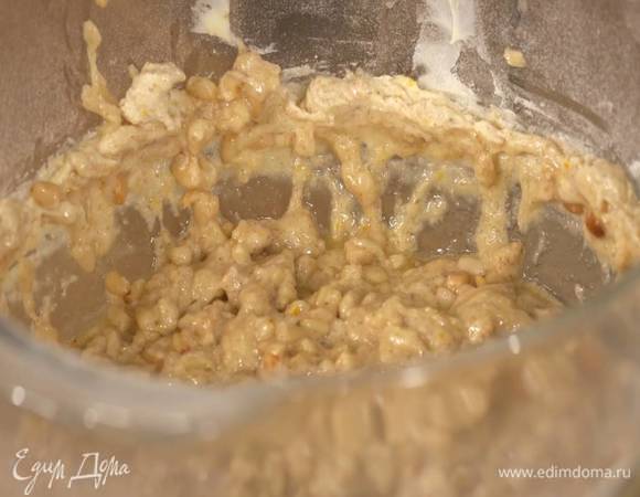 Добавить в начинку обжаренные орехи и вымешать все на небольшой скорости.