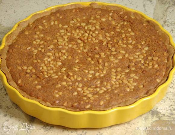 Понизить температуру в духовке до 180°С и выпекать тарт 35–40 минут в зависимости от мощности духовки.