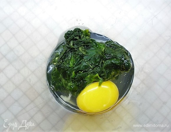 Кладем шпинат в блендер, добавляем яйцо и пюрируем до однородной массы.