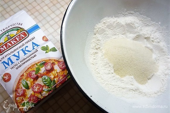 В глубокую чашку насыпаем муку для итальянской пиццы MAKFA, добавляем манную крупу, перемешиваем.
