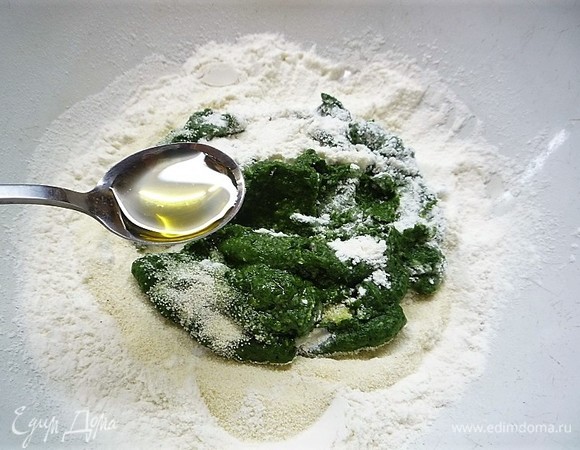 Добавляем щепотку соли и чайную ложку кукурузного масла.