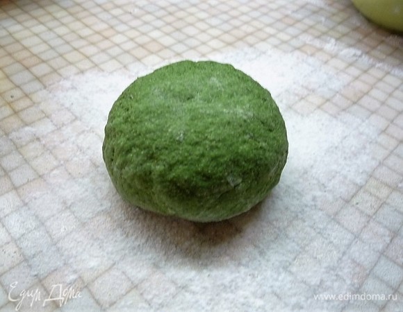 Вымешиваем тесто в миске, затем — на столе в течение 5–10 минут, при необходимости добавляем муку. Вымешивание и раскатывание теста требует усилий. Готовое тесто тугое, крутое, благодаря этому готовые изделия быстро сохнут и хорошо хранятся, в них нет лишней влаги. Заворачиваем готовое тесто в пищевую пленку и оставляем на столе на 30 минут.