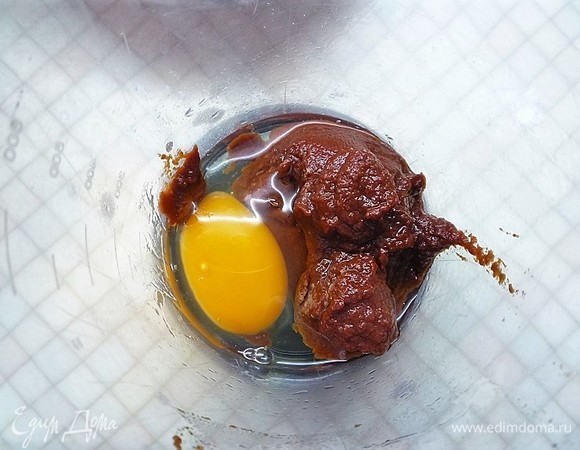 Для красных орекьетте в блендер кладем томатную пасту, добавляем яйцо и пюрируем до однородной массы.