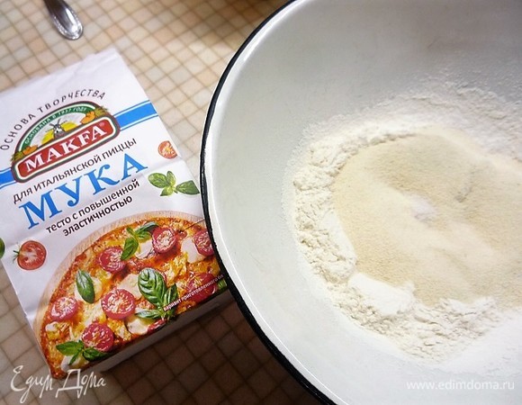 В глубокую чашку насыпаем муку, добавляем манную крупу, перемешиваем.