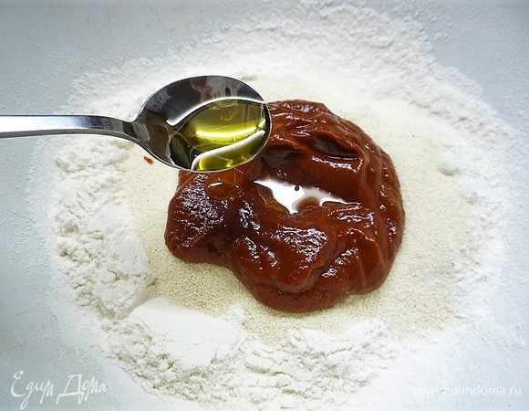 Добавляем томатную смесь, щепотку соли и чайную ложку кукурузного масла.