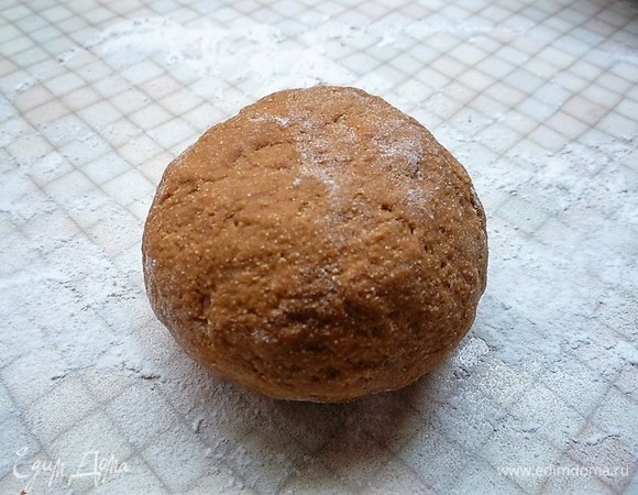 Замешиваем тесто так же, как и на шпинатные орекьетте. Готовое тесто заворачиваем в пищевую пленку и оставляем на столе на 30 минут.