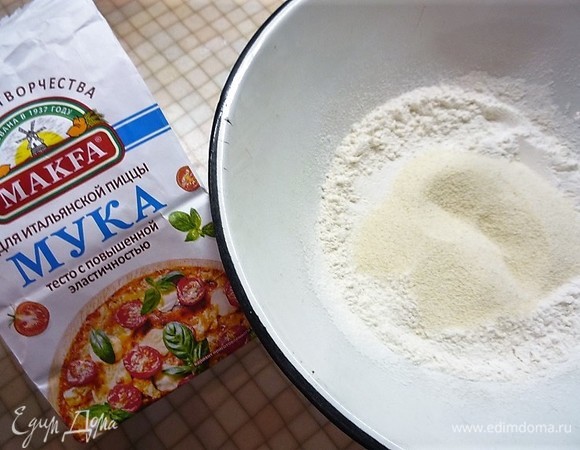 Желтые орекьетте готовятся быстрее. Для этого в глубокую чашку насыпаем муку, добавляем манную крупу, перемешиваем.