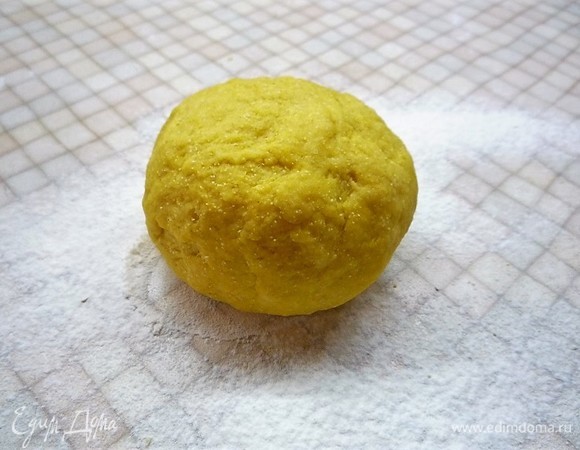 Замешиваем тесто так же, как и предыдущее, заворачиваем в пищевую пленку и оставляем на 30 минут на столе.