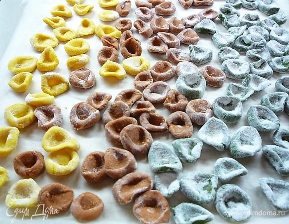 Вот такие получились забавные разноцветные ракушки. Отвариваем орекьетте в подсоленной воде в течение 10 минут до состояния аль-денте. Откидываем на дуршлаг.