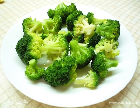 Приготовим соус из брокколи и шампиньонов. Брокколи моем, разбираем на соцветия, отвариваем в подсоленной воде 5 минут, откидываем на дуршлаг.