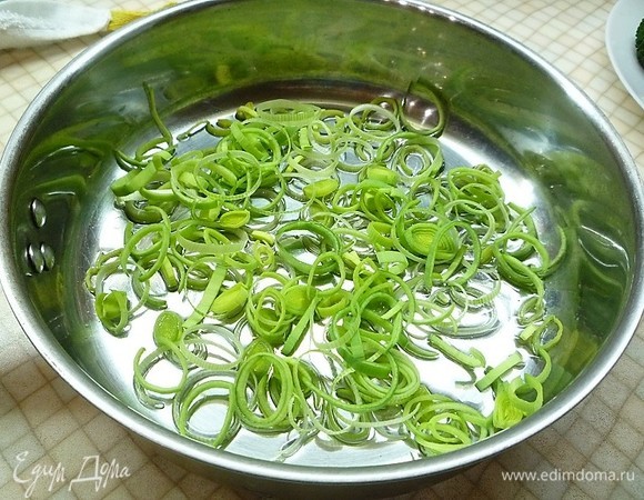 В сковороде нагреваем оливковое масло, кладем нарезанный кольцами лук-порей и немного обжариваем.