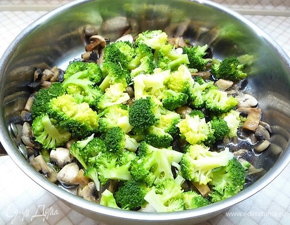 Добавляем брокколи, перемешиваем и жарим еще 5 минут на среднем огне под крышкой.