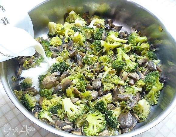 Вливаем горячие сливки, солим и перчим по вкусу, добавляем мелконарезанный чеснок, перемешиваем и жарим еще 5 минут.