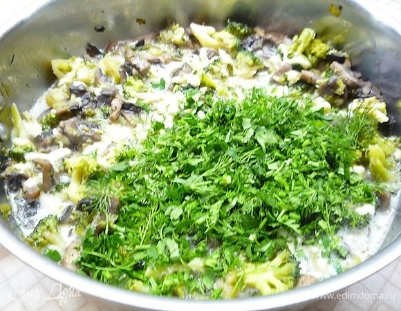 Добавляем рубленую зелень, перемешиваем и снимаем с огня.