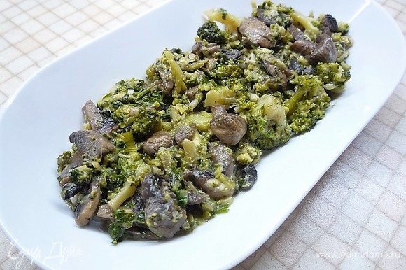 На дно сервировочного блюда выкладываем ароматную брокколи с грибами.
