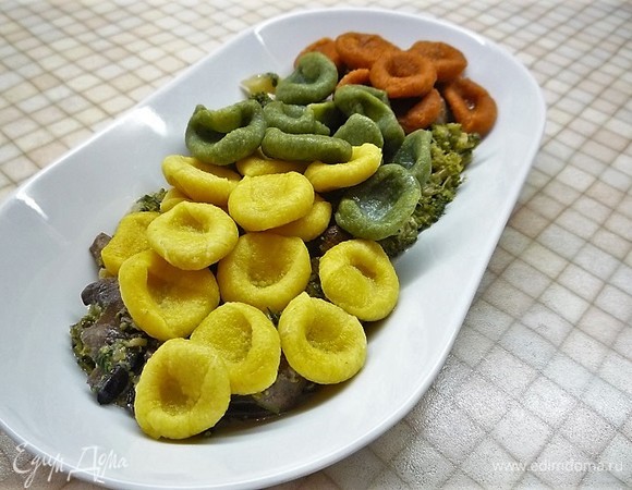 Поверх брокколи выкладываем разноцветные орекьетте.