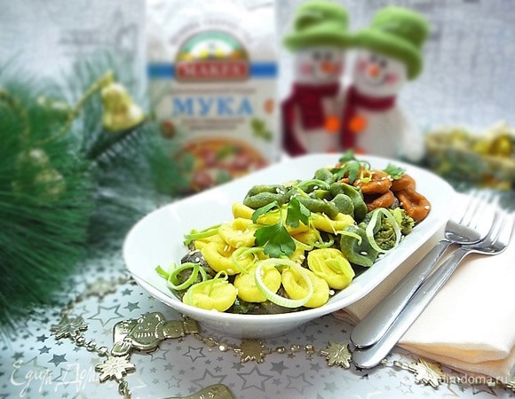 Украшаем сверху зеленью, кунжутом и кольцами лука-порея. Можно немного сбрызнуть оливковым маслом. Подаем на стол сразу же, пока горячие. Приятного аппетита!