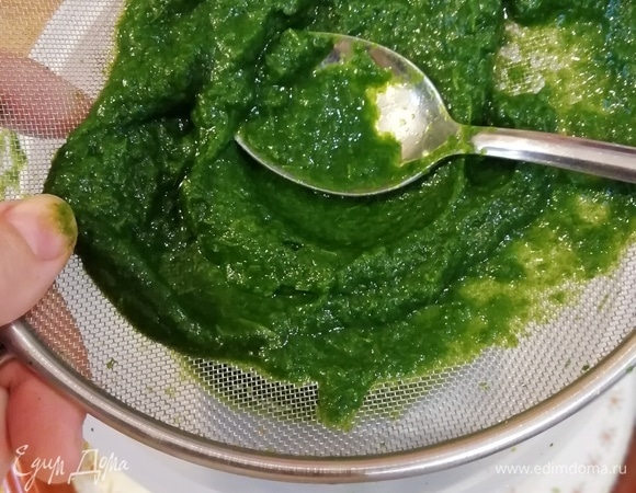 Я решила сделать цветную пасту. Листья свежего шпината бланшировать в кипятке минуту, измельчить блендером и протереть через сито.