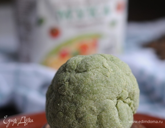 Замесить зеленое тесто. На 150 г муки для пасты — 50 г шпинатного пюре. Сначала размешать до крошки и собрать руками в шар. Убрать в пленку и дать отдохнуть минимум 40 минут.