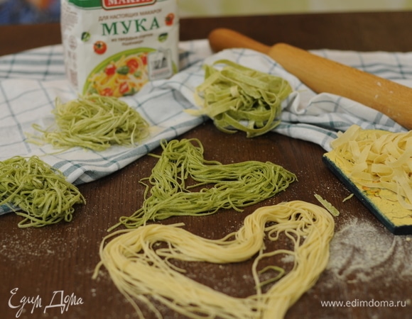 С помощью ножа, машинки или насадки нарезаем из тонких пластов теста нужные макароныю. Я сделала спагетти и тальятелле.