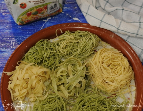 Можно повесить их сушиться на специальный прибор, или же, свернув колечком и посыпав семолиной, оставить высыхать на столе. А лучше готовить сразу!