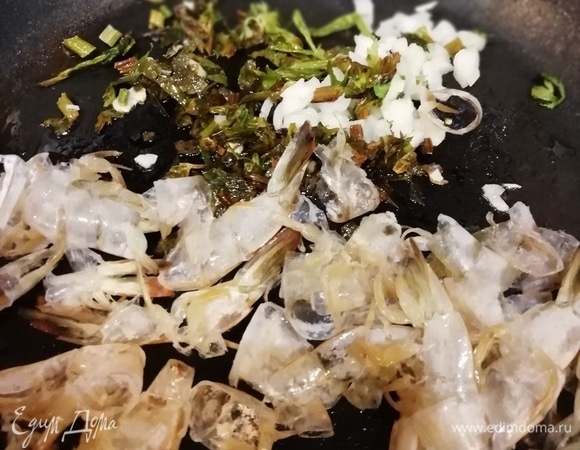 На оливковом масле обжарить пару веток сельдерея, 2 дольки чеснока и луковицу шалота. Добавить немножко чили по желанию. Добавить панцири от креветок и потушить 5 минут.