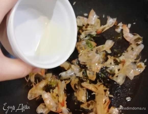 Влить белое вино и выпарить его.