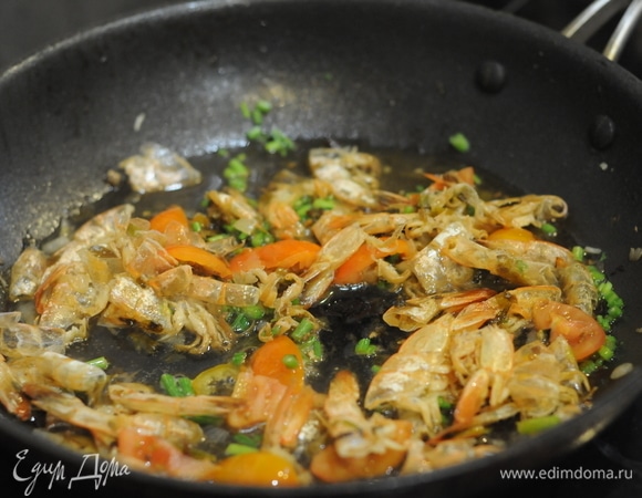 Добавить несколько помидорок, стебли петрушки. Посолить. Тушить еще несколько минут. У нас получится так называемый биск.