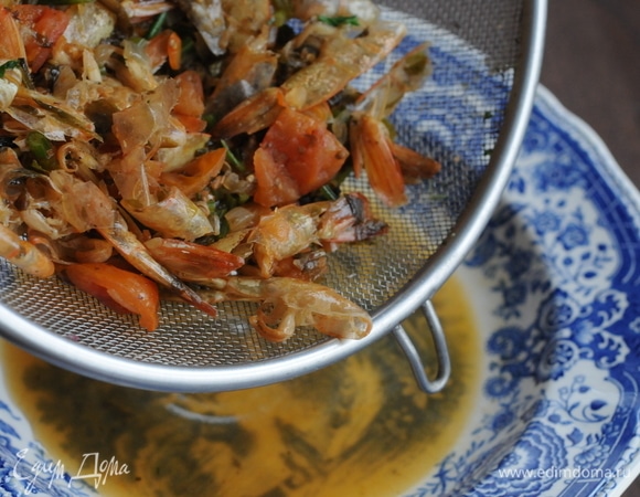 Слить через сито сок от биска.