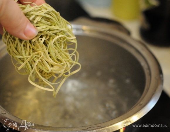 Параллельно вскипятить воду, посолить и варить пасту 2 минуты.