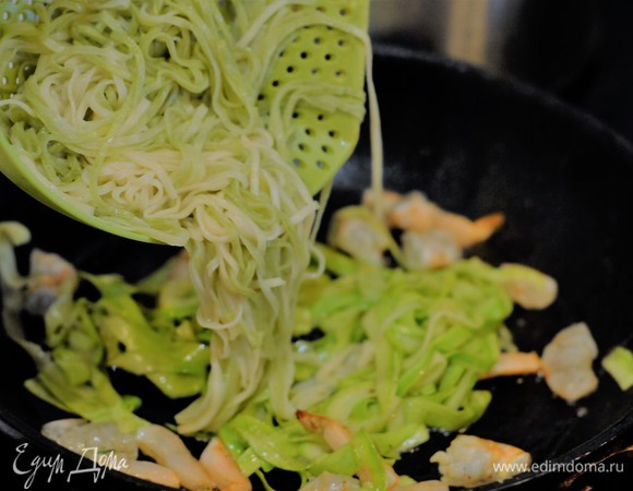 Добавить пасту. Влить сок от биска. Добавить ложку соевого соуса.