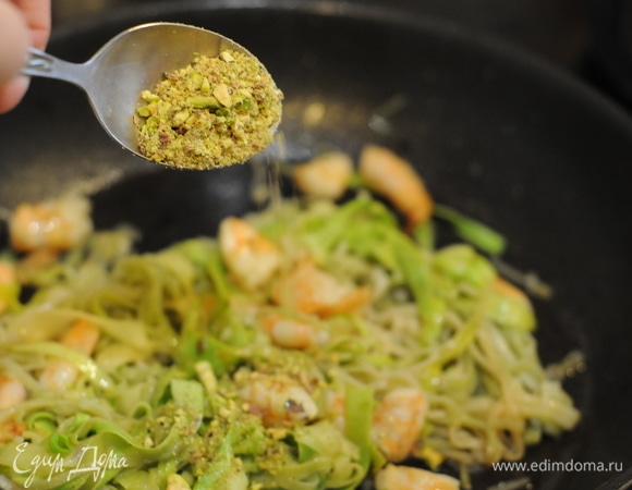 Как я выяснила у итальянских поваров, не всегда в пасту добавляют сыр. Так как я готовлю постное блюдо, то пармезан отложим в сторону. В этом рецепте отлично гармонируют с цукини и креветками фисташки. Посыпать ими спагетти с соусом.