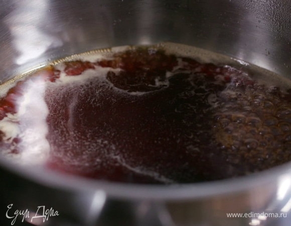 Приготовить карамель: в небольшой кастрюле соединить тростниковый сахар с соевым соусом, влить саке, мирин и уварить в два раза.