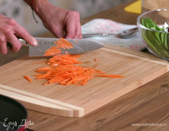 Морковь почистить и нарезать тонкой, длинной соломкой.