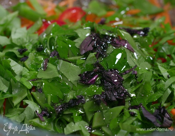 Приготовить салат: выложить нарезанные овощи и зелень в глубокую миску, полить все соком лайма, 1‒2 ст. ложками оливкового масла и соевым уксусом и дать постоять.