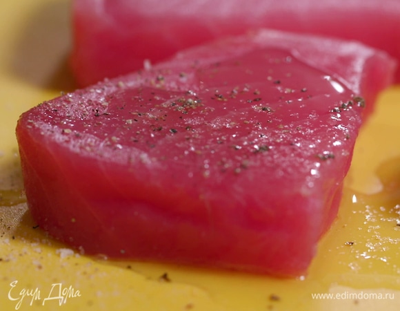 Стейки тунца полить оставшимся оливковым маслом, посолить, поперчить и пожарить на разогретой сковороде-гриль.