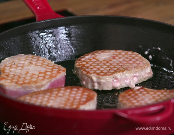 Выложить обжаренную рыбу на хлебцы и смазать соевой карамелью.