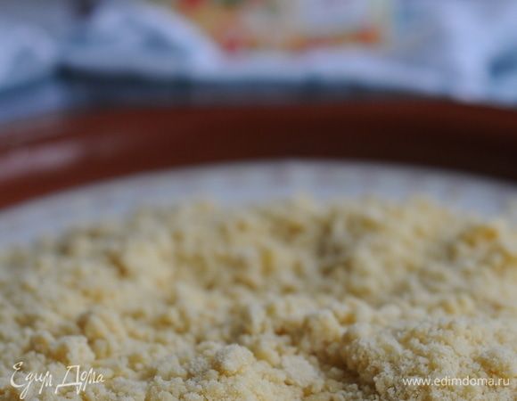 Тесто из муки твердых сортов пшеницы на воде — классический итальянский рецепт. Возьмем 150 г муки для настоящих макарон МAKFA и 50 г воды. Смешать муку с водой и сформировать шар. Тесто для пасты следует хорошо замешивать, чтобы начал появляться глютен. Убрать в пленку.